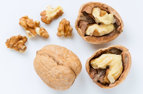 shutterstock_walnuts