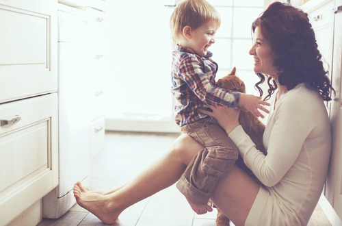 shutterstock_kid and mom