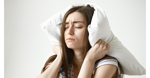 辛い帯状疱疹の痛みで眠れない女性